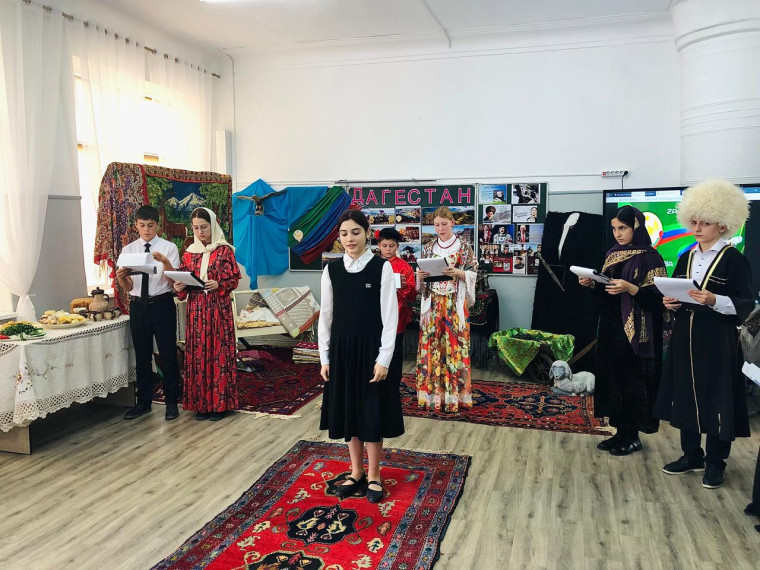 Открытый классный час в 8б классе,посвящённый Дню единства народов Дагестана..